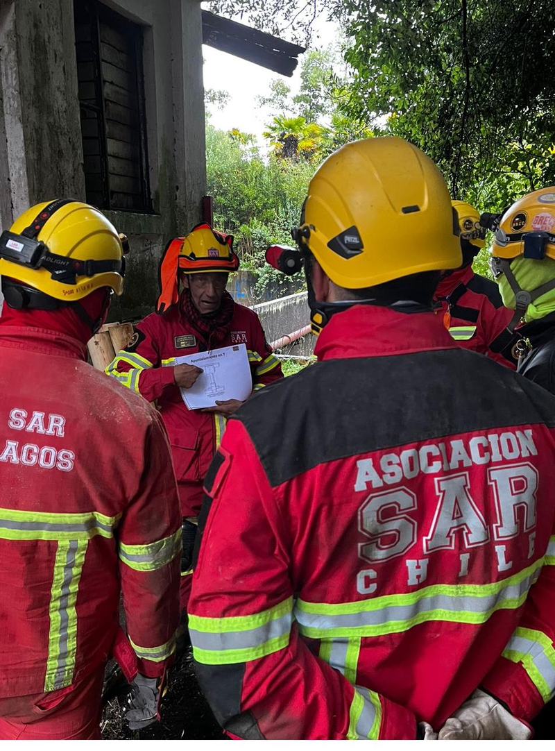 Voluntarios en sesión de planificación técnica